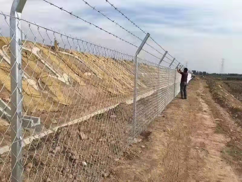 公路編織網隔（gé）離柵