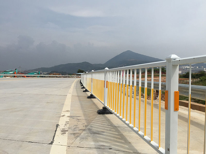道路隔離欄（lán）
