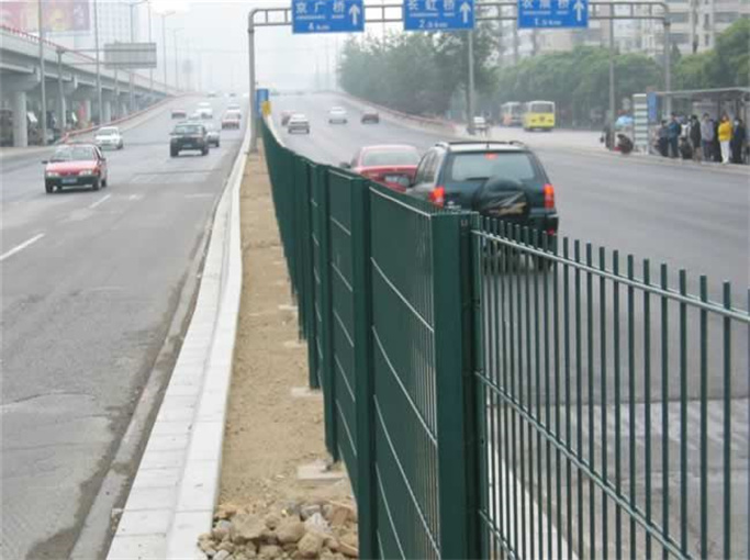 公路（lù）隔離（lí）柵表麵防腐（fǔ）防鏽（xiù）處理生產流程製作工藝